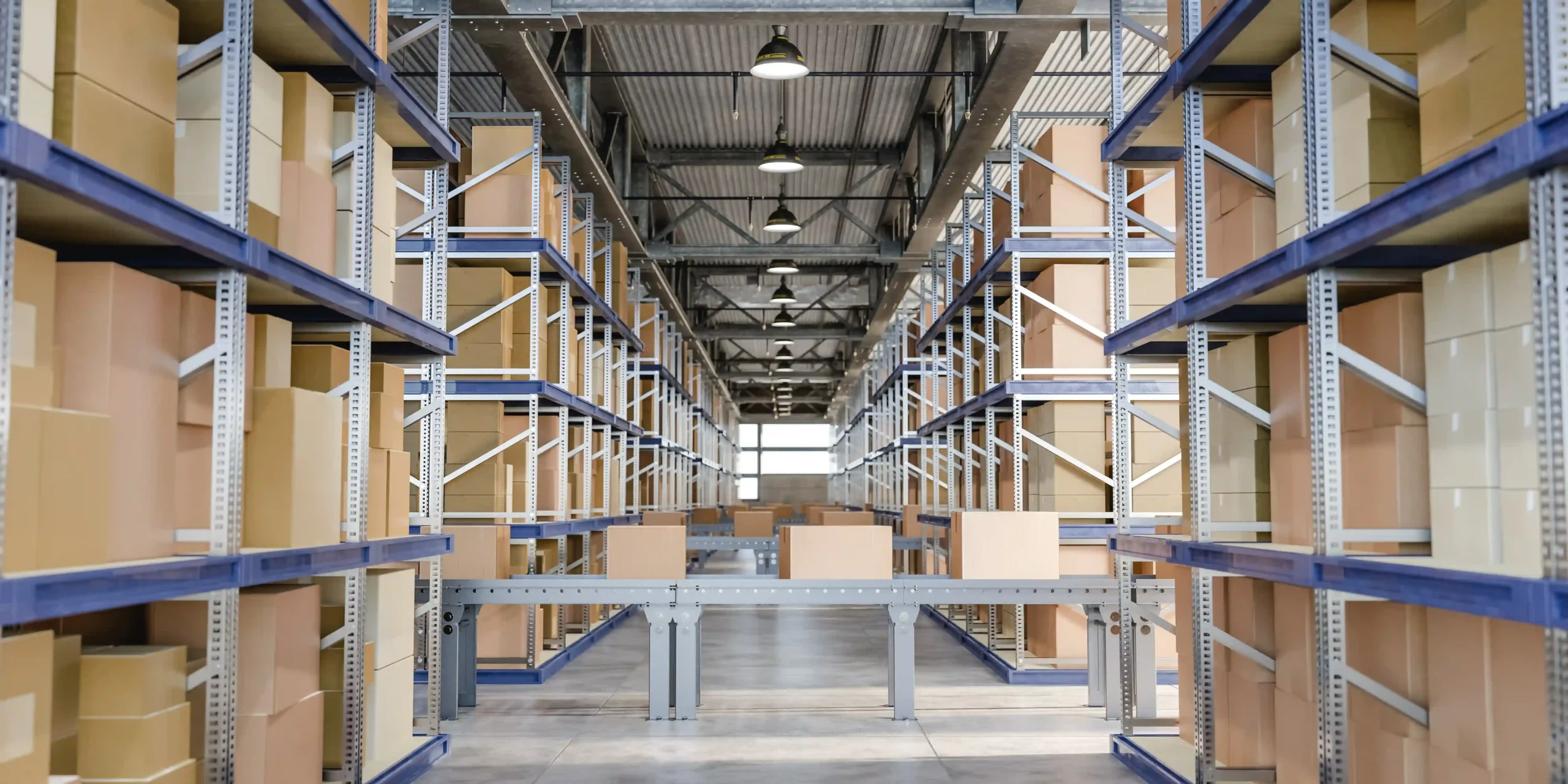 Automated conveyor system in a modern warehouse supporting advanced storage solutions for warehouse logistics