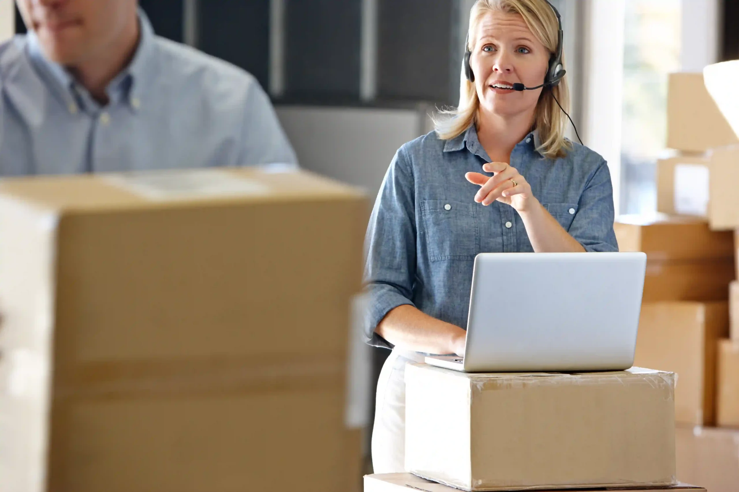 3PL customer service representative assisting clients with order tracking